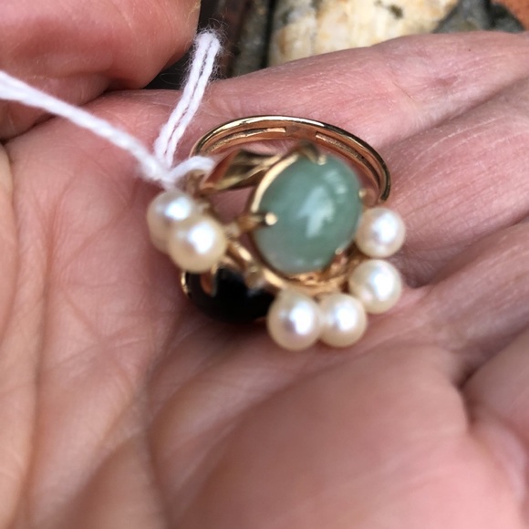 14kt yellow gold ring with pearls and gemstone..missing...